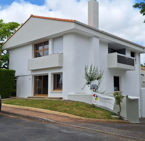 maison individuelle vendéenne et bâtiment professionnel entretenus par KFP